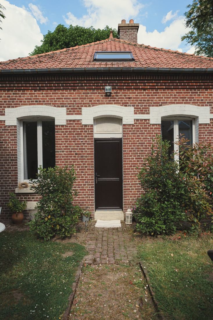 Façade en brique de l’annexe et son allée