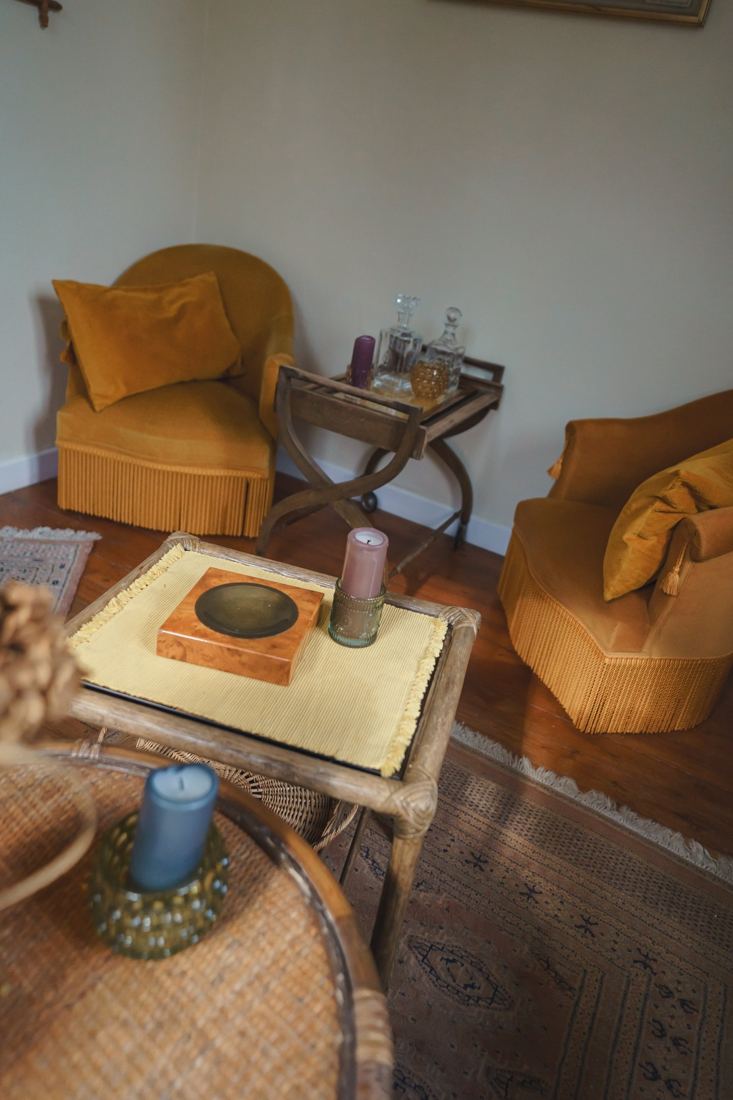 Salon vintage de l’annexe avec fauteuils jaunes