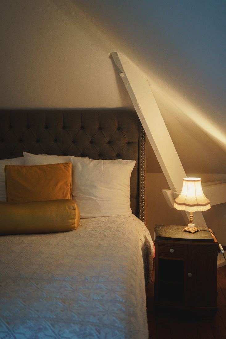 Chambre sous les toits, coussins moutarde