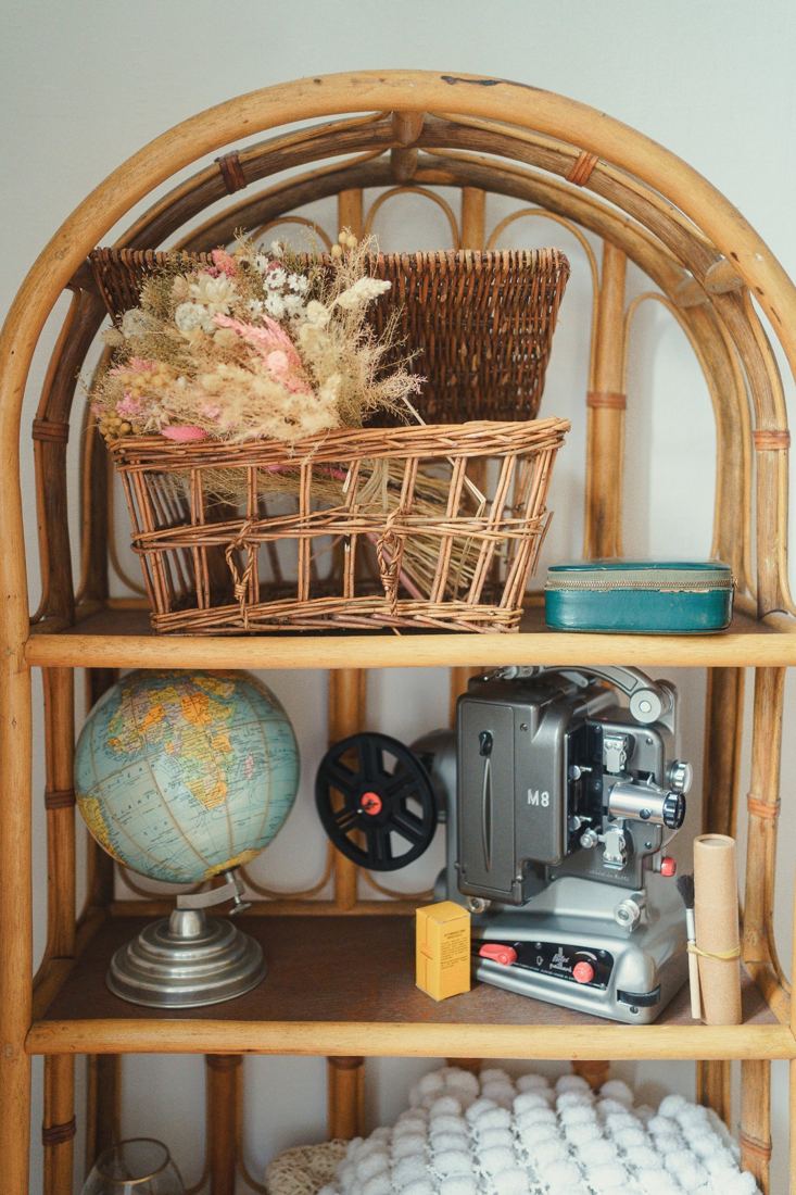 Étagère en rotin, globe et objets vintage