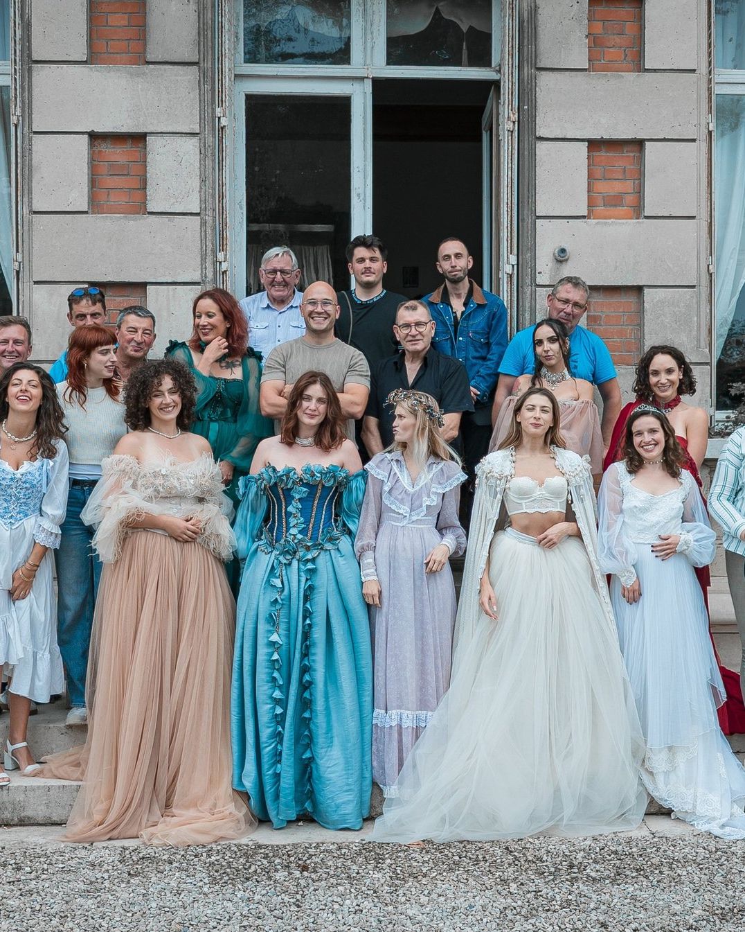 Photographes et modèles en robes d’époque réunis devant le château lors d’une sortie photo