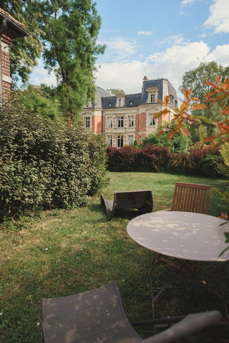 Jardin privatif de l’annexe avec vue sur le château
