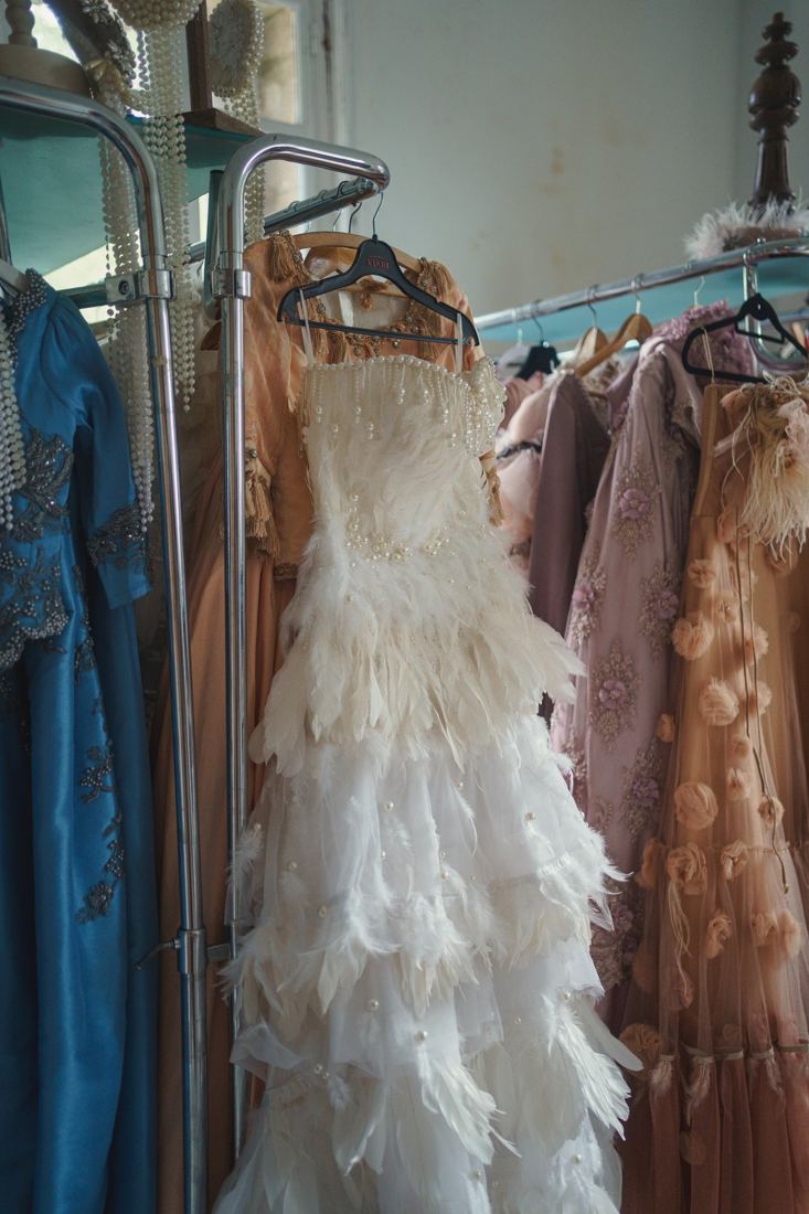 Robes de Barbara suspendues dans l’atelier