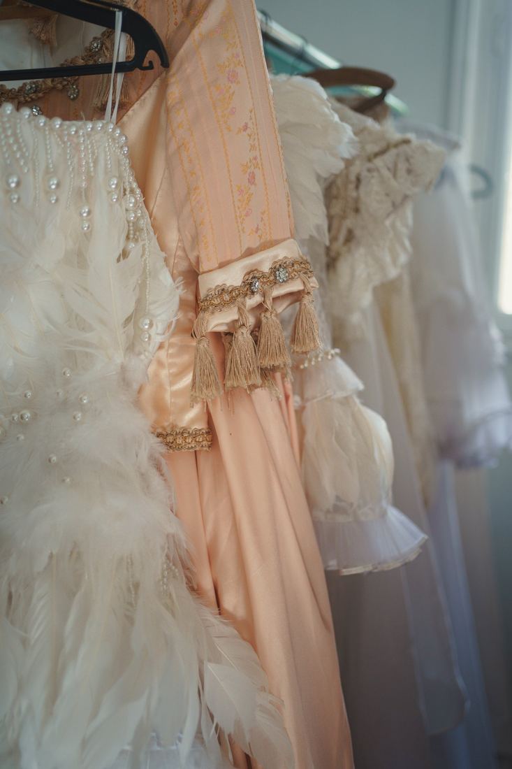 Détail de robes en tulle et satin pêche