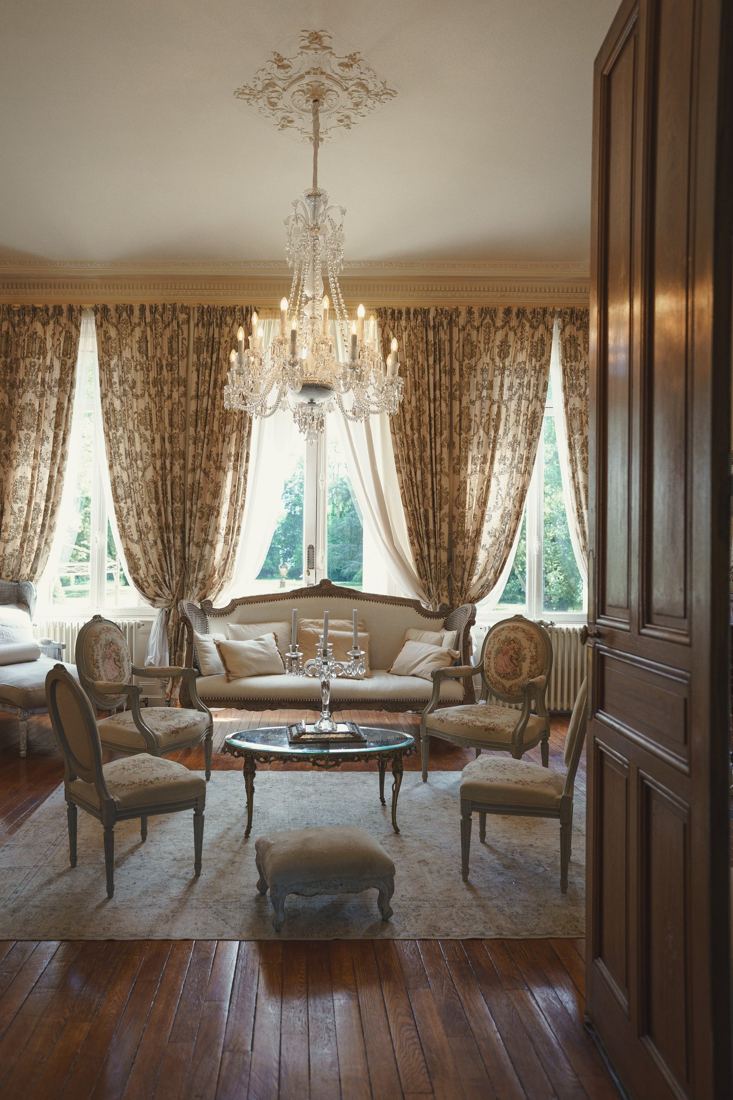 Grand salon d’époque avec lustre en cristal